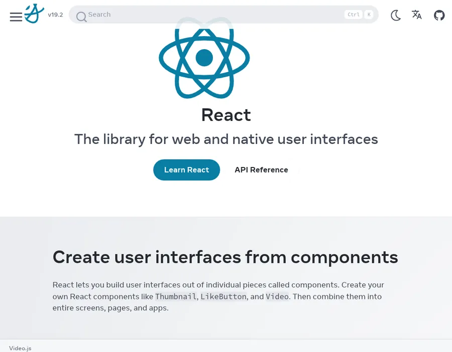 react.dev のトップページ。React のロゴ、見出し、The library for web and native user interfaces、Learn React と API Reference のボタン、その下の本文が出ている。ロゴだけ枠からはみ出して大きい。